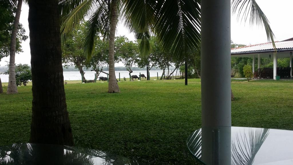 Serenity Lake Resort Yala Тиссамахарама Экстерьер фото